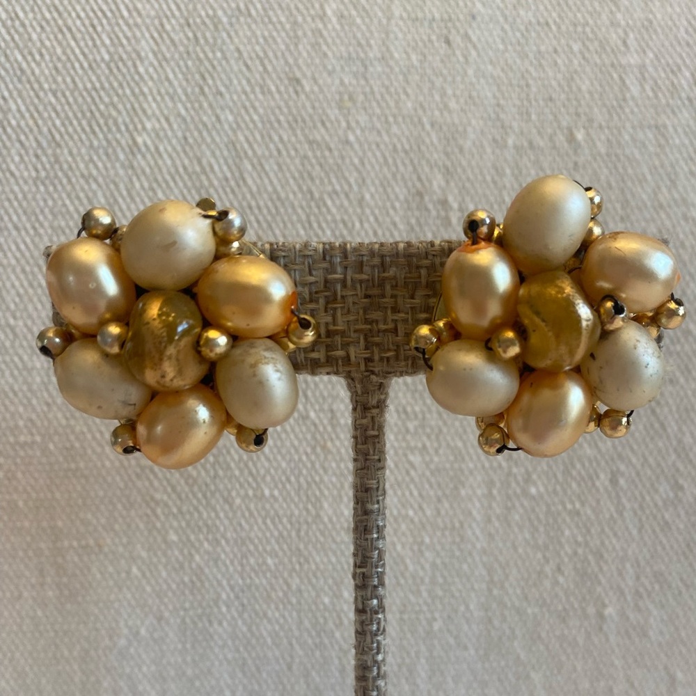 Vintage Hong Kong Clíp on earrings.